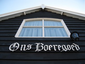 Het clubhuis van Ons Boeregoed staat tegenover de protestantse kerk in Kruiningen.